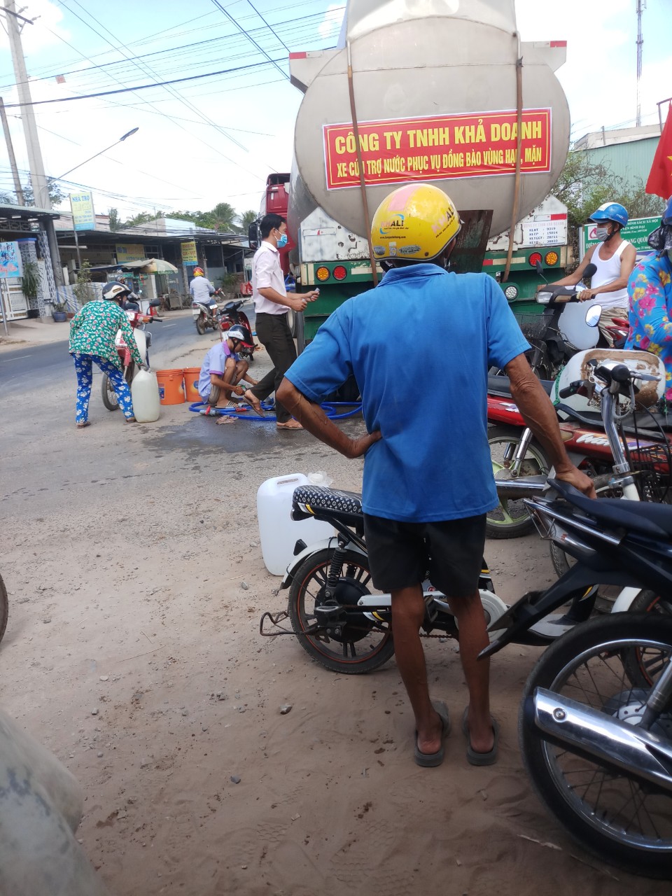 Bà con Bình Đại đợi nhận nước ngọt