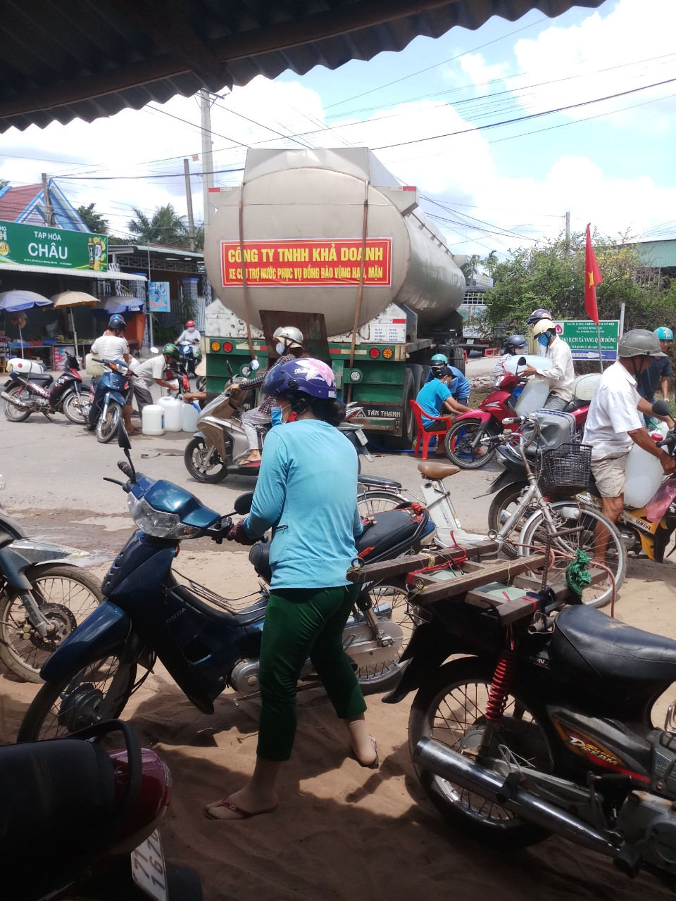 Bà con Bình Đại đợi nhận nước ngọt